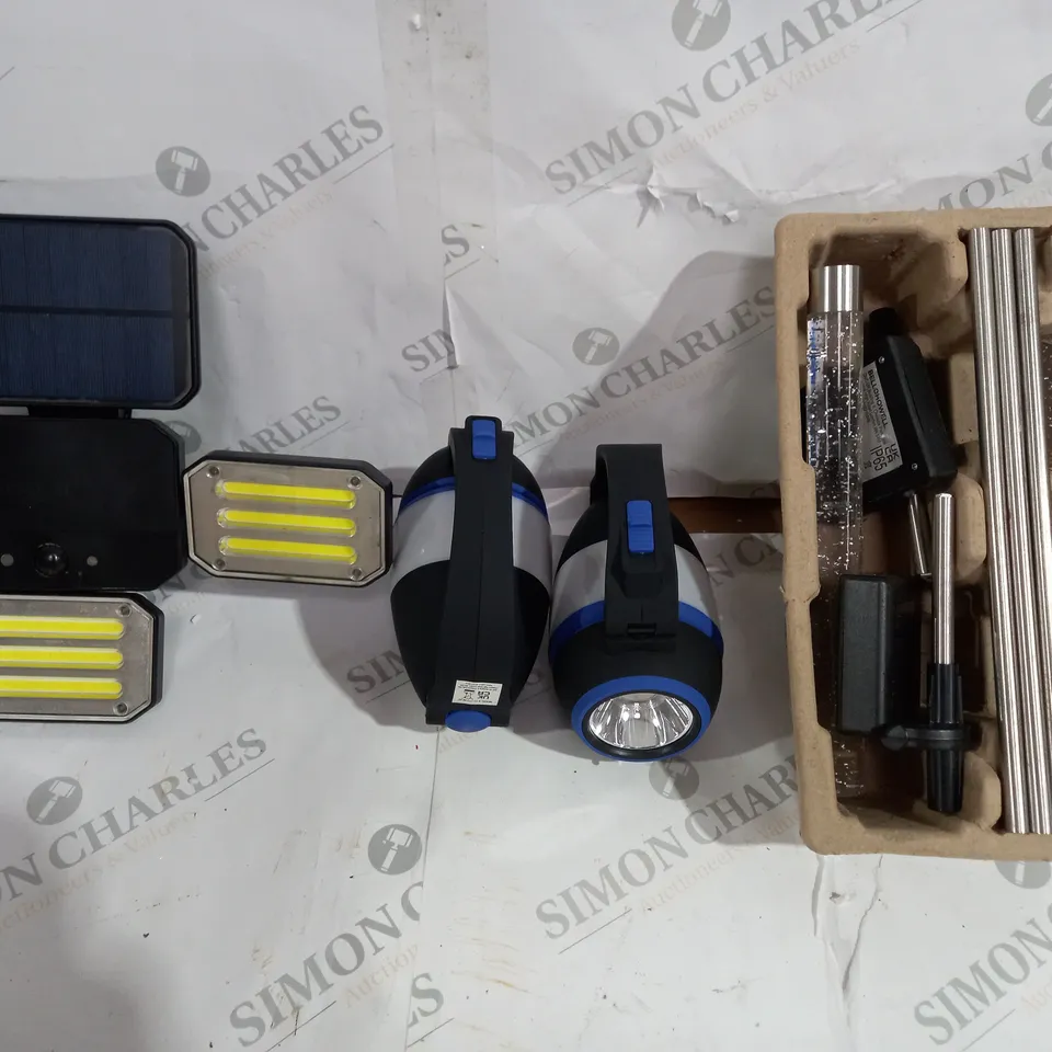 BOX OF APPROX 5 ASSORTED ITEMS TO INCLUDE SOLAR POWERED BIONIC FLOODLIGHT, BELLOHOWELL MULTI FUNCTION LANTERN, BELLOHOWELL GLIMMER STICKS, ETC. 