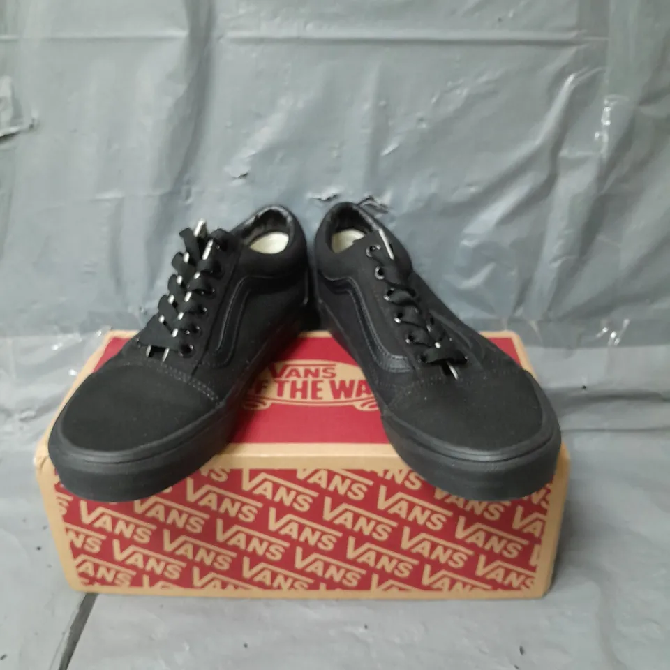 VANS UNISEX UA OLD SKOOL TRAINERS - BLACK - SIZE 5