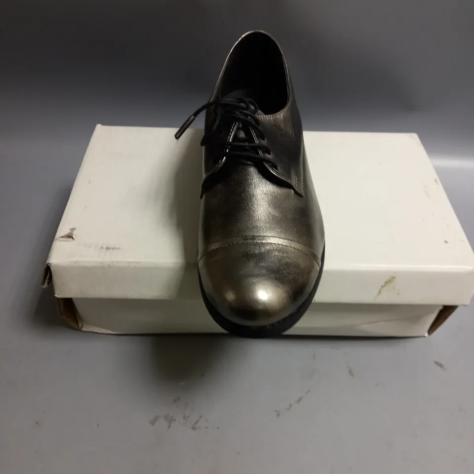 BOXED VIVIAN BROGUE LADIES LACE UP SHOES METALLIC. SIZE 5