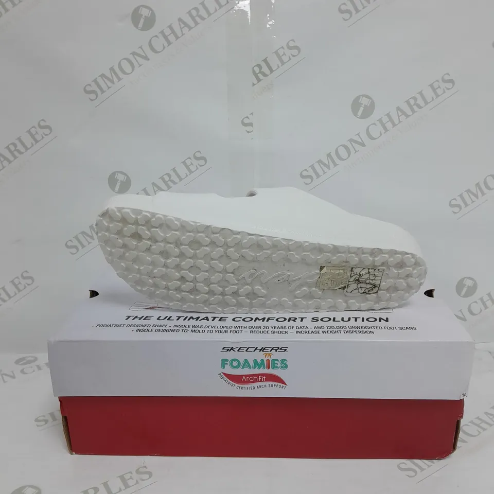 BOXED PAIR OF SKECHERS ARCH FIT FOAMIES SLIDE SANDALS IN WHITE SIZE 6