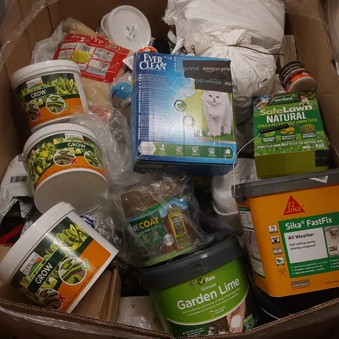 PALLET CONTAINING A LARGE ASSORTMENT OF GARDEN PRODUCTS INCLUDING: FERTILISER, GARDEN LIME, CAT LITTER, WESTLAND SAFELAWN, SHED & FENCE PROTECTOR ECT