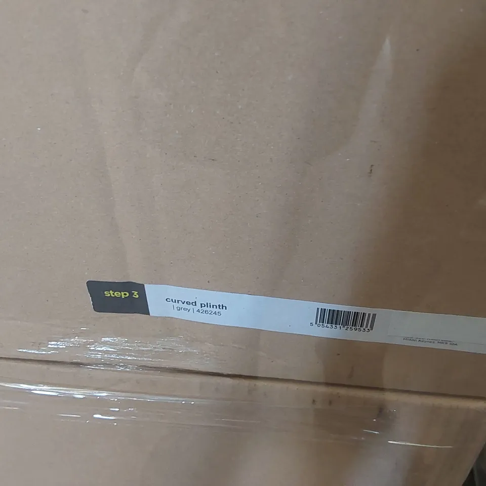 PALLET CONTAINING A LARGE QUANTITY OF BATHROOM PLINTH PARTS