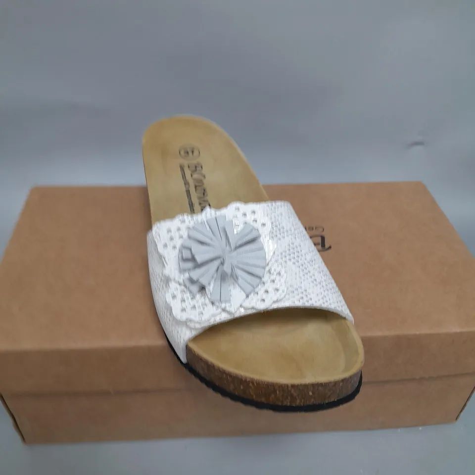 BONOVA WHITE FLOWER SANDALS - SIZE 4