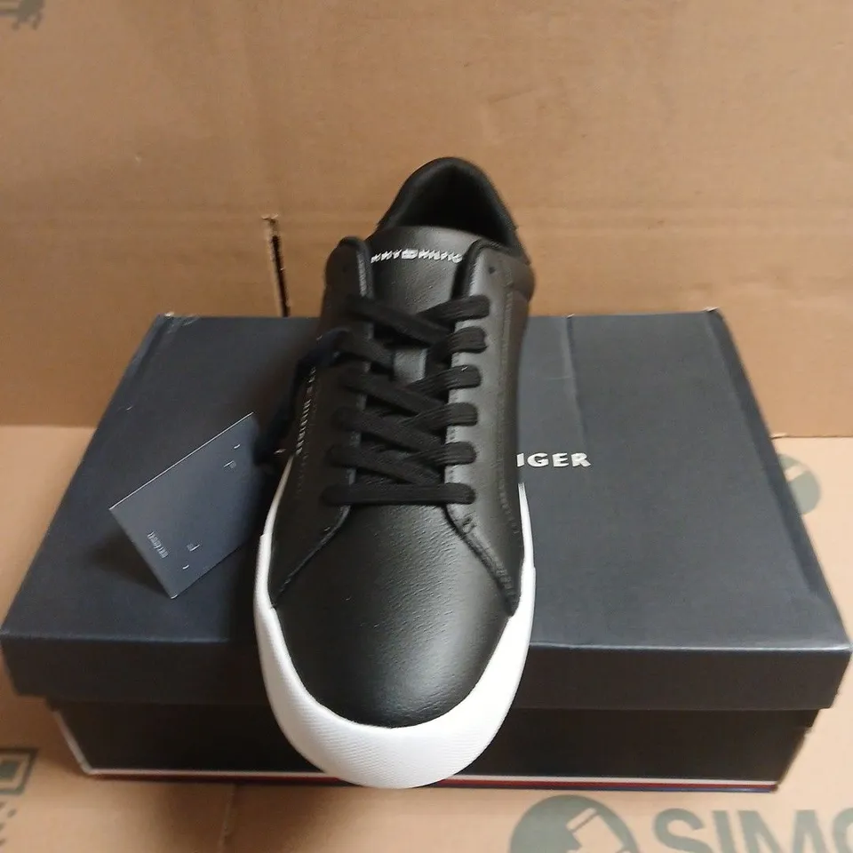 BOXED PAIR OF TOMMY HILFIGER TH COURT CORE TRAINERS – UK 10 