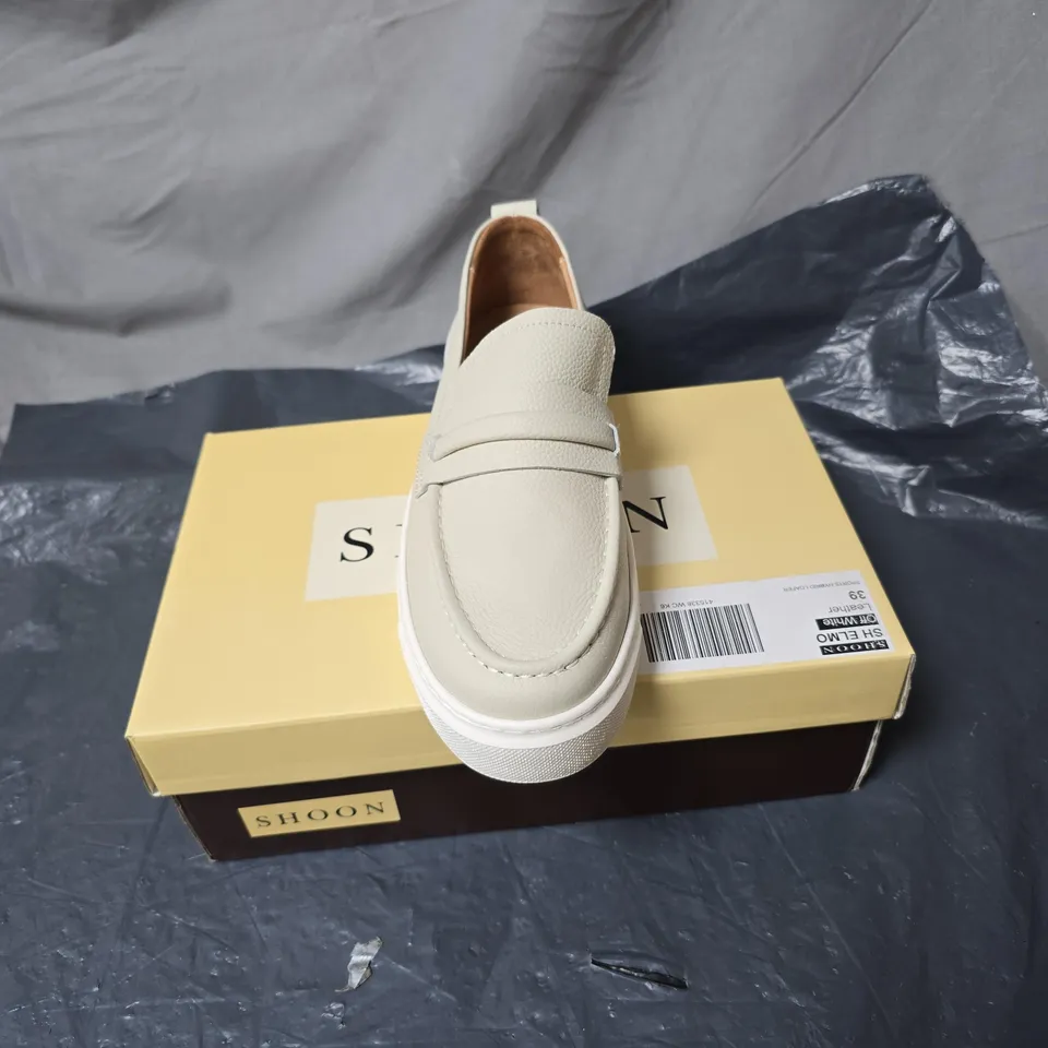 SHOON LEATHER SLIP-ON LOAFERS – CREAM SIZE 39