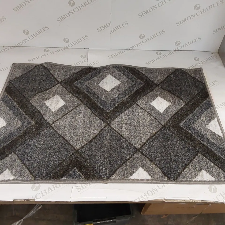 GIBERT GEOMETRIC GREY RUG // 50 X 80CM