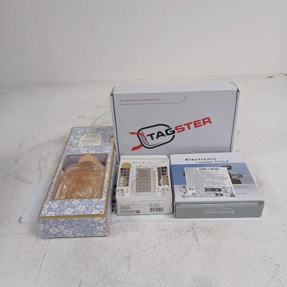 TOTE OF APPROXIMATELY 12 ASSORTED ITEMS TO INCLUDE TAGSTER YELLOW TAGS, ELECTRONIC LUGGAGE SCALE, MAGNOLIA BLOSSOM DIFFUSER, RITUALS... HOME PERFUME ETC