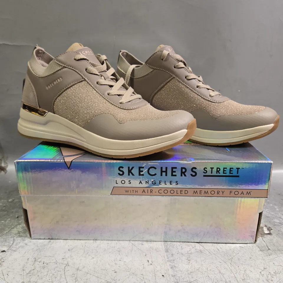 BOXED PAIR OF SKECHERS SHOES IN TAUPE W. GLITTER EFFECT SIZE UK 8