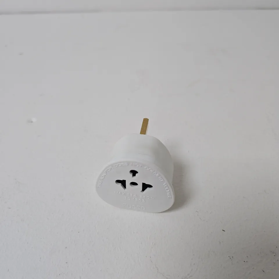 BOX OF APPROXIMATELY 50 X  POWERPLUS: ELECTRICAL US TOURIST ADAPTER