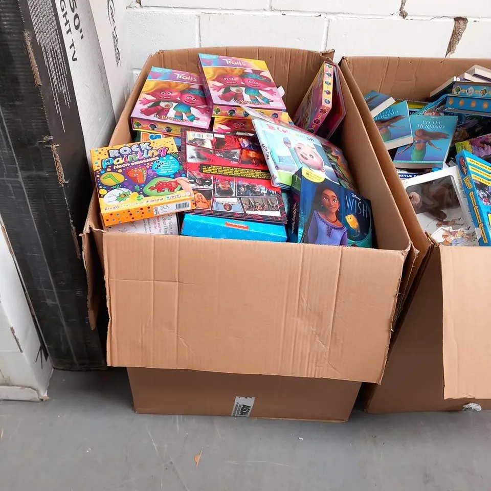 LARGE QUANTITY OF ASORTED CHILDREN'S BOOKS AND ACCESSORIES TO INCLUDE; BUSY BOOKS, ANNUALS AND CRAFT SETS