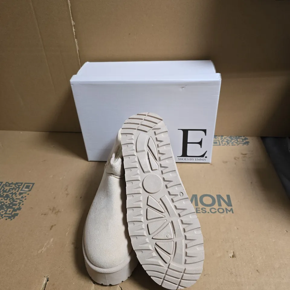 E SHOES BY EMMA  WOMEN'S BEIGE SUEDE BOOT WITH SHEARLING TRIM - UK SIZE 8 