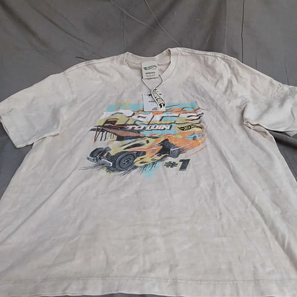 BERSHKA HOT WHEELS GRAPHIC TEE IN BEIGE SIZE L