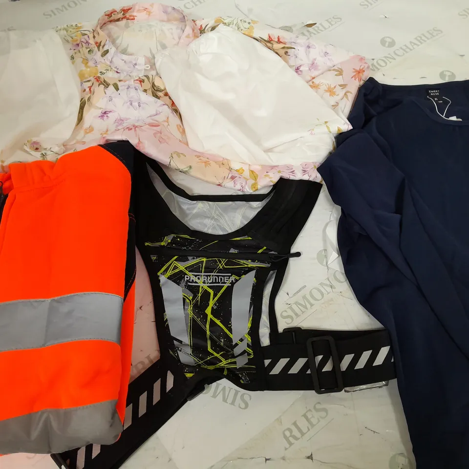 BOX OF APPROXIMATELY 25 ASSORTED CLOTHING ITEMS TO INCUDE - JACKET  , TOPS , RUNNING VEST  ETC