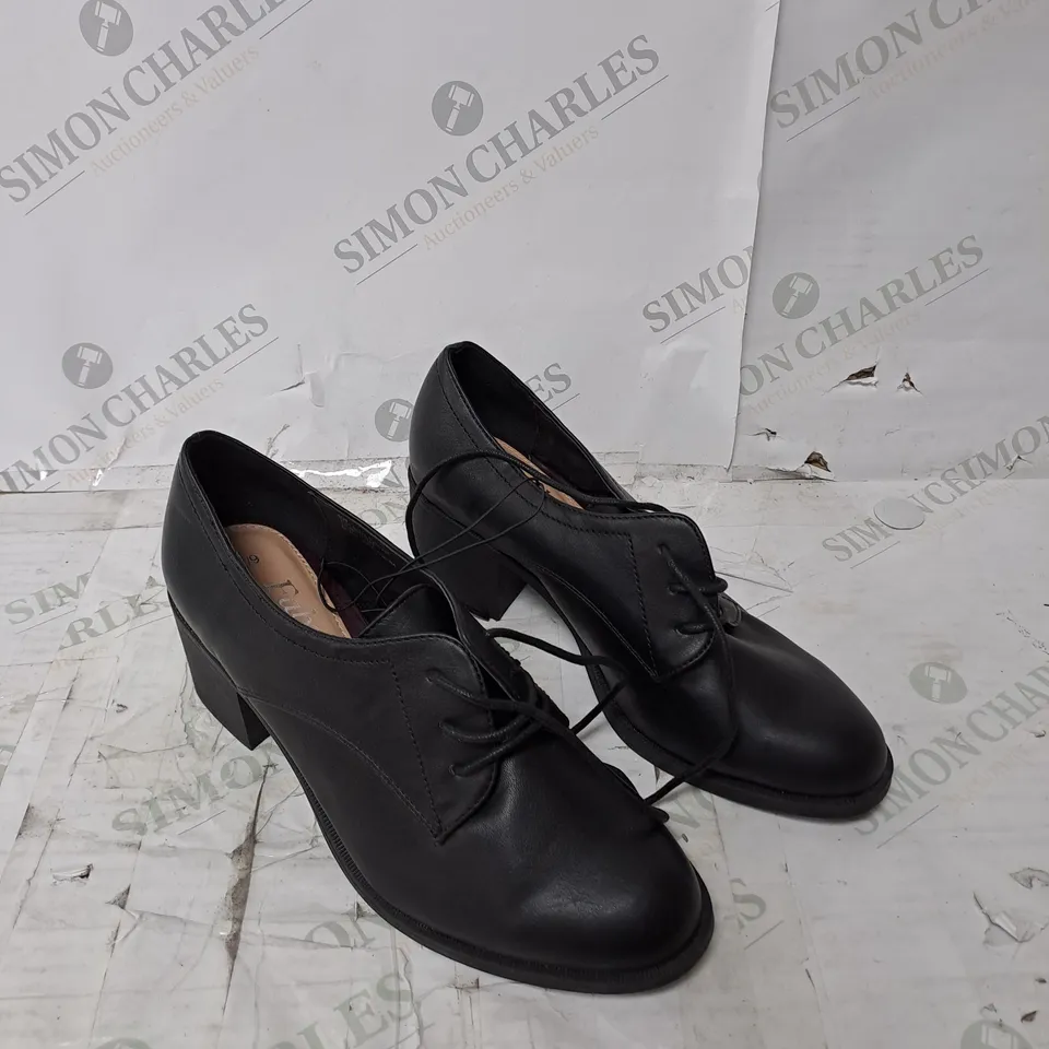 APPROXIMATELY 10 PAIRS OF GEORGE FABULOUS FOOTWEAR BLOCK HEEL SUIT SHOE IN BLACK 