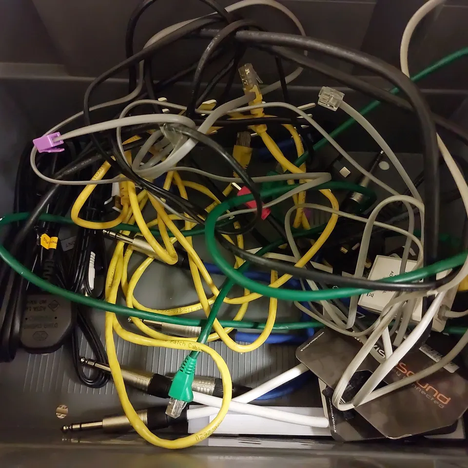 BOX OF APPROX 10 ITEMS TO INCLUDE SKY REMOTE, UNIVERSAL REMOTE AND ASSORTED WIRES