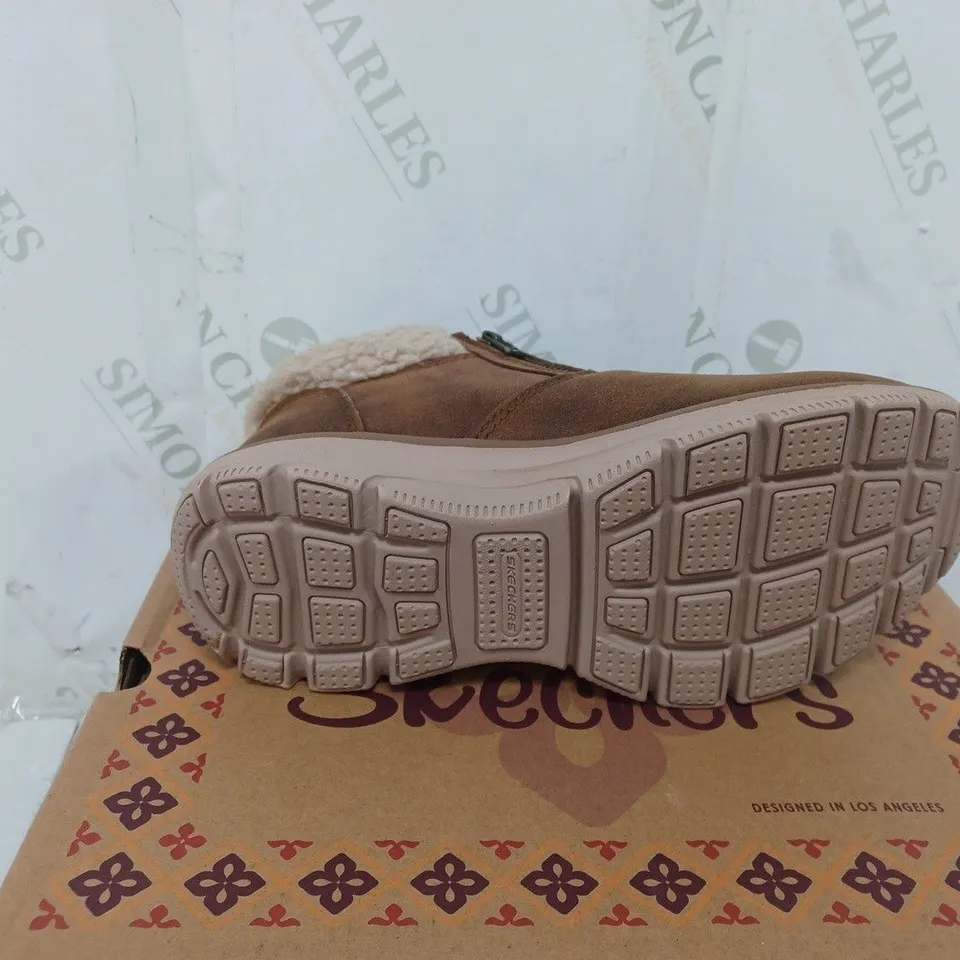 BOXED PAIR OF SKECHERS EASY GOING WATER RESISTANT BOOTS IN BROWN SIZE 5