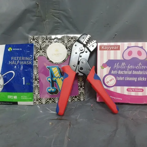 APPROXIMATELY 10 ASSORTED HOUSEHOLD ITEMS TO INCLUDE TOILET CLEANING STICKS, FILTERING HALF MASK, ETC