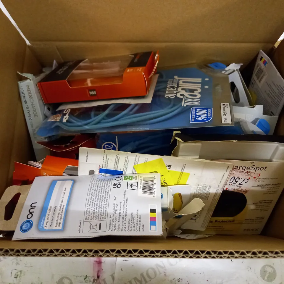 BOX OF APPROX 20 ASSORTED ITEMS TO INCLUDE - BLACKWEB USB-A CABLE - JUICE XXL - WIRELESS CHARGER ECT