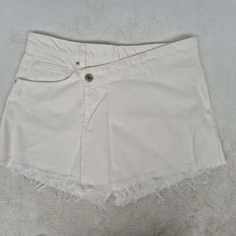 PULL & BEAR DENIM SKORT IN WHITE SIZE EU 36