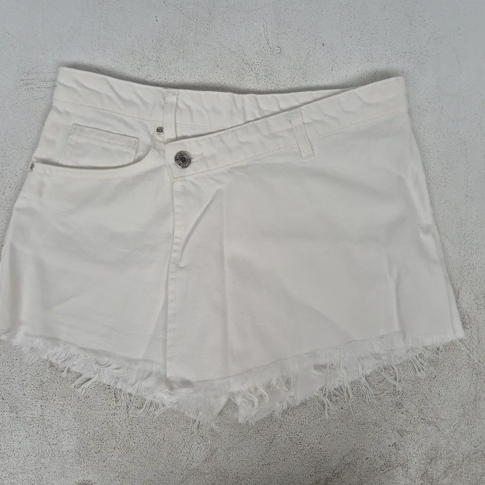 PULL & BEAR DENIM SKORT IN WHITE SIZE EU 36