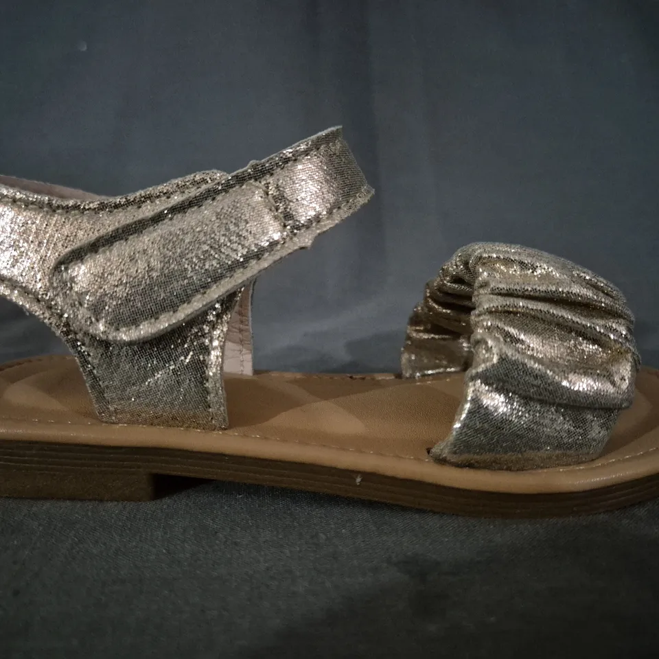 BOXED PAIR OF UNBRANDED KID'S OPEN TOE SANDALS IN GOLD EU SIZE 25