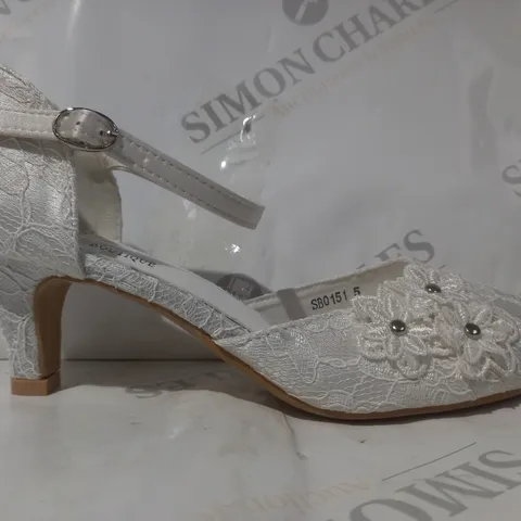 BOXED PAIR OF SHOE BOX BOUTIQUE CLOSED TOE LOW HEEL BRIDAL SHOES IN IVORY SIZE 5