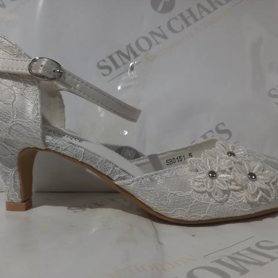 BOXED PAIR OF SHOE BOX BOUTIQUE CLOSED TOE LOW HEEL BRIDAL SHOES IN IVORY SIZE 5