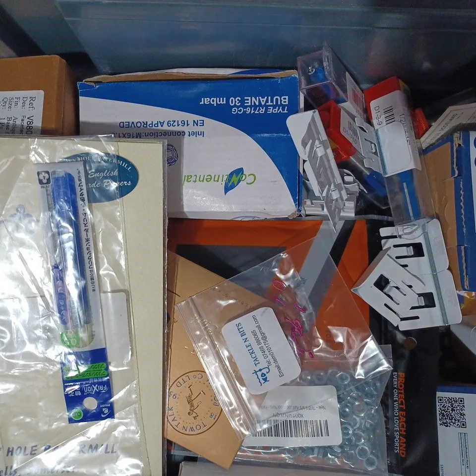 APPROXIMATELY 10 ASSORTED HOUSEHOLD ITEMS TO INCLUDE INTELLIGENCE LED NIGHT LIGHT, SERENITY GARDEN HEART PLAQUE, LEWIS HAMILTON FORMULA ONE CARD, ETC