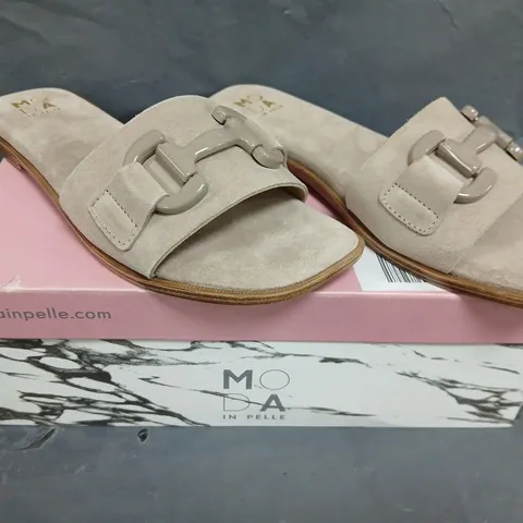 BOXED PAIR OF MODA IN PELLE OLAYO SUEDE SLIDE SANDAL IN STONE SIZE 5