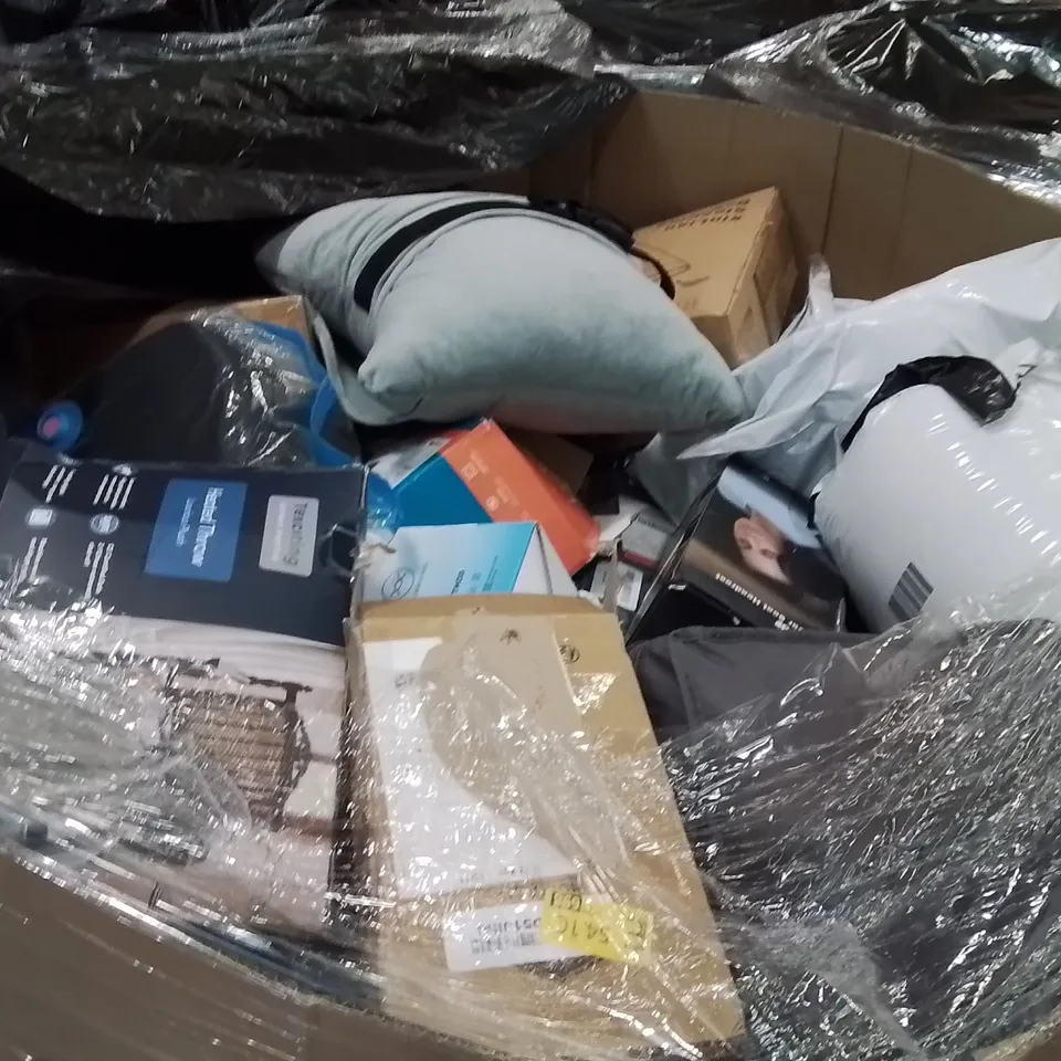 PALLET CONTAINING A LARGE QUANTITY OF PILLOWS