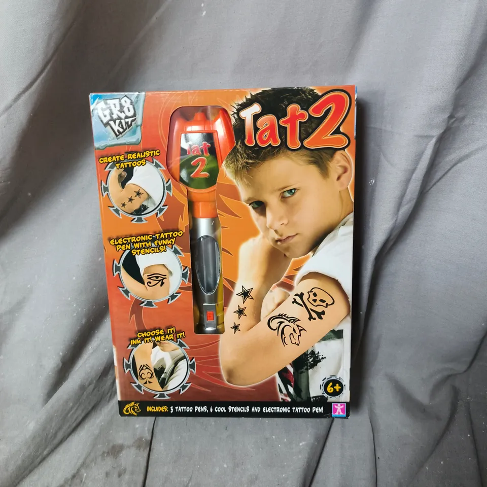TAT 2 TATTOO KIT – ELECTRONIC TATTOO PEN SET WITH STENCILS (AGE 6+), BOXED