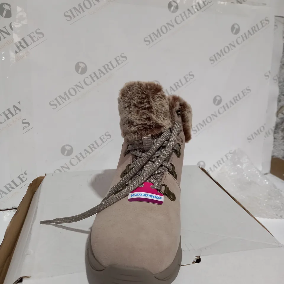 BOXED PAIR OF SKECHERS TREGO LACE UP FAUX FUR CUFF WATERPROOF BOOT TAUPE - SIZE 4.5