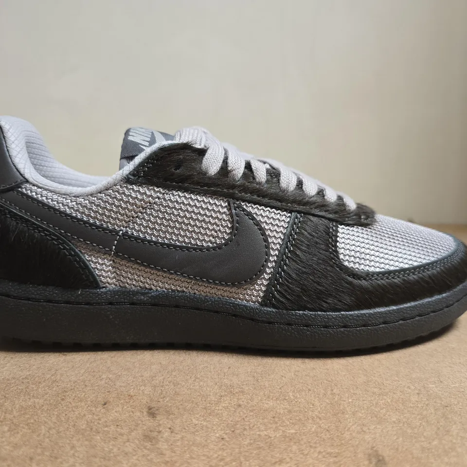 NIKE TRAINERS – UK SIZE 5.5