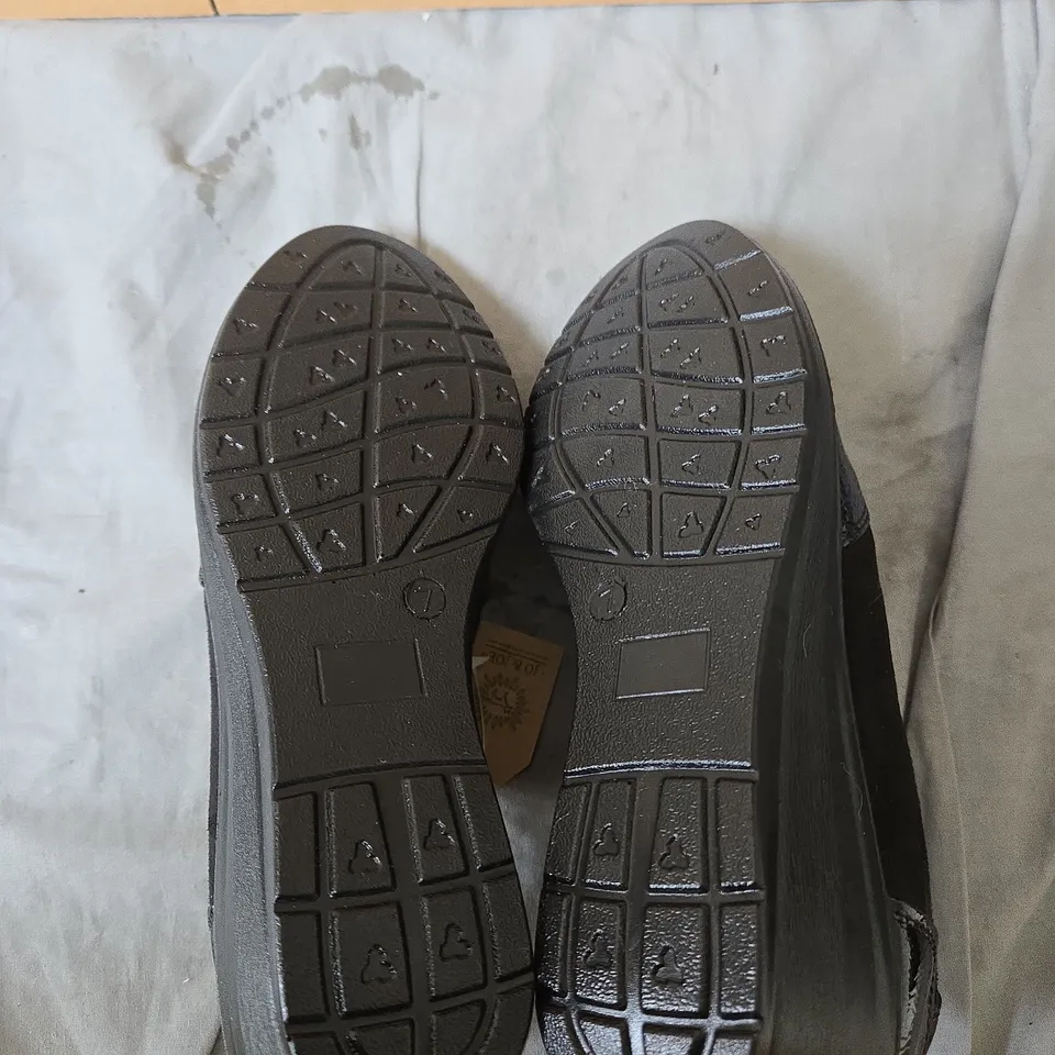 JO & JOE WOMEN'S BLACK PERFORATED SLIP-ON SHOES – UK 7