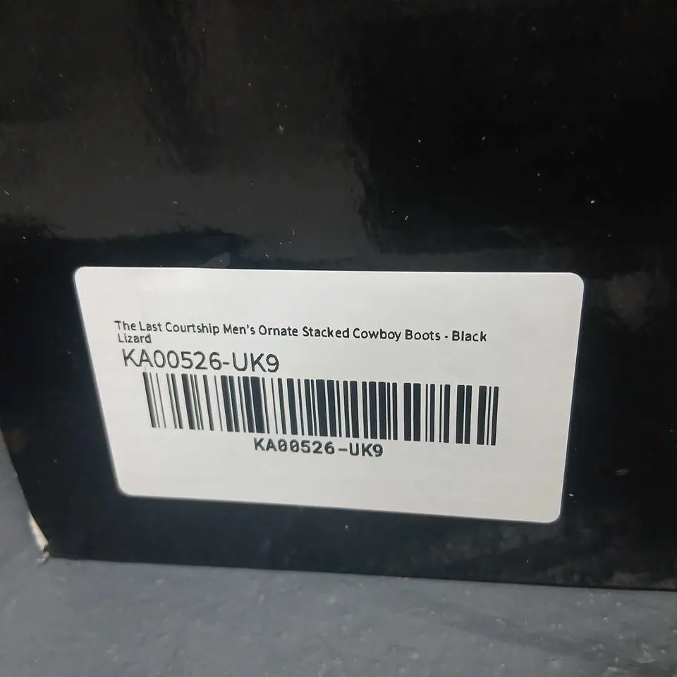 KOI THE LAST COURTSHIP MEN'S ORNATE STACKED COWBOY BOOTS - , BLACK LIZARD UK9