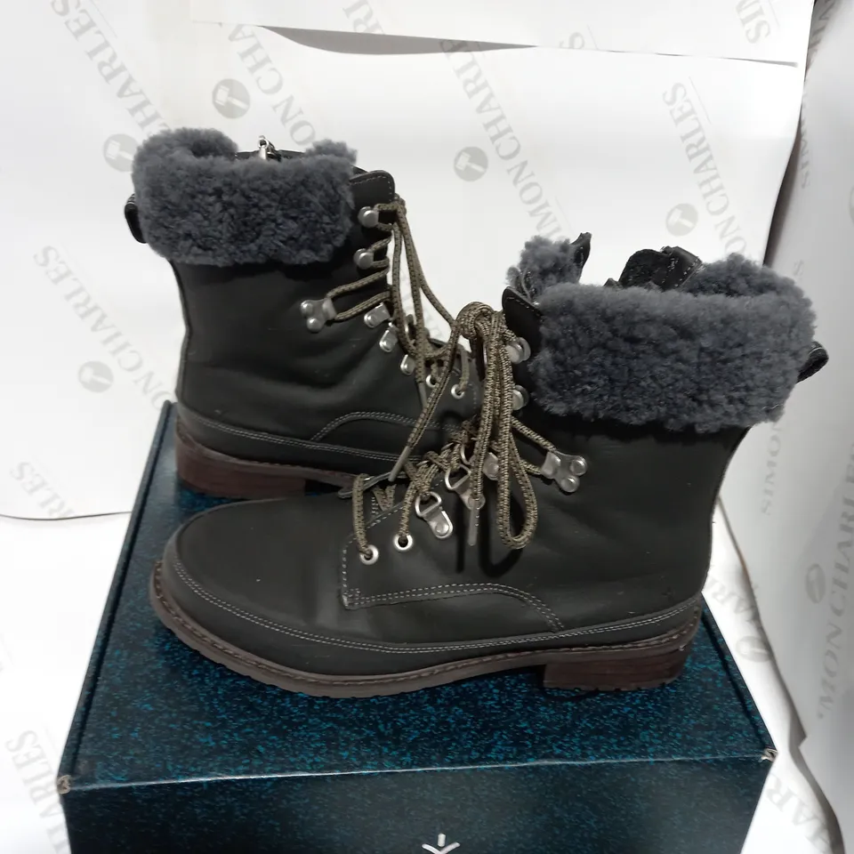 BOXED PAIR OF EMU DARK WALKING GREY BOOTS - SIZE 7