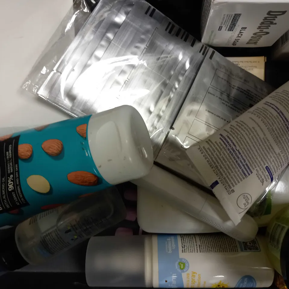 LOT OF APPROXIMATELY 20 ASSORTED HEALTH & BEAUTY ITEMS, TO INCLUDE SCALP TREATMENT, MASCARA, ETC