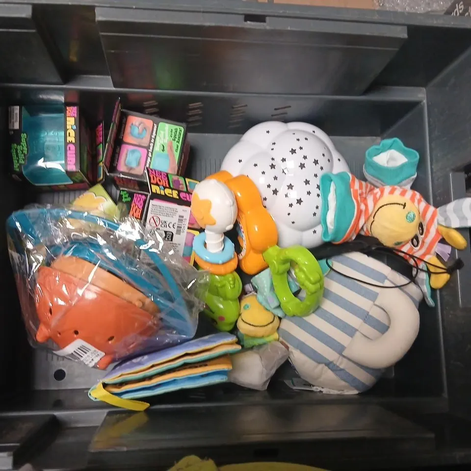 LARGE QUANTITY OF ASSORTED TOYS AND ACCESSORIES TO INCLUDE; SOFT TOYS, DOG SHAMPOO, NICE CUBES AND EYE PATCH