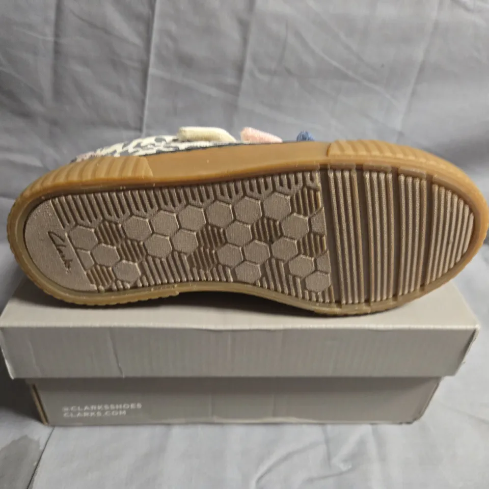 BOXED PAIR OF CLARKS KIDS FOXING VIBE TRAINERS - UK SIZE 11