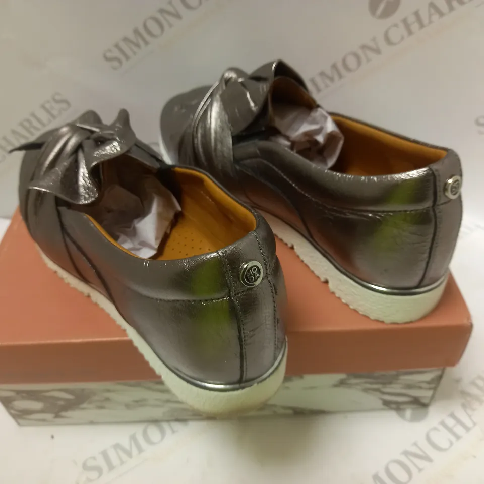 BOXED MODA ANETTE PEWTER METALLIC LEATHER - SIZE 6