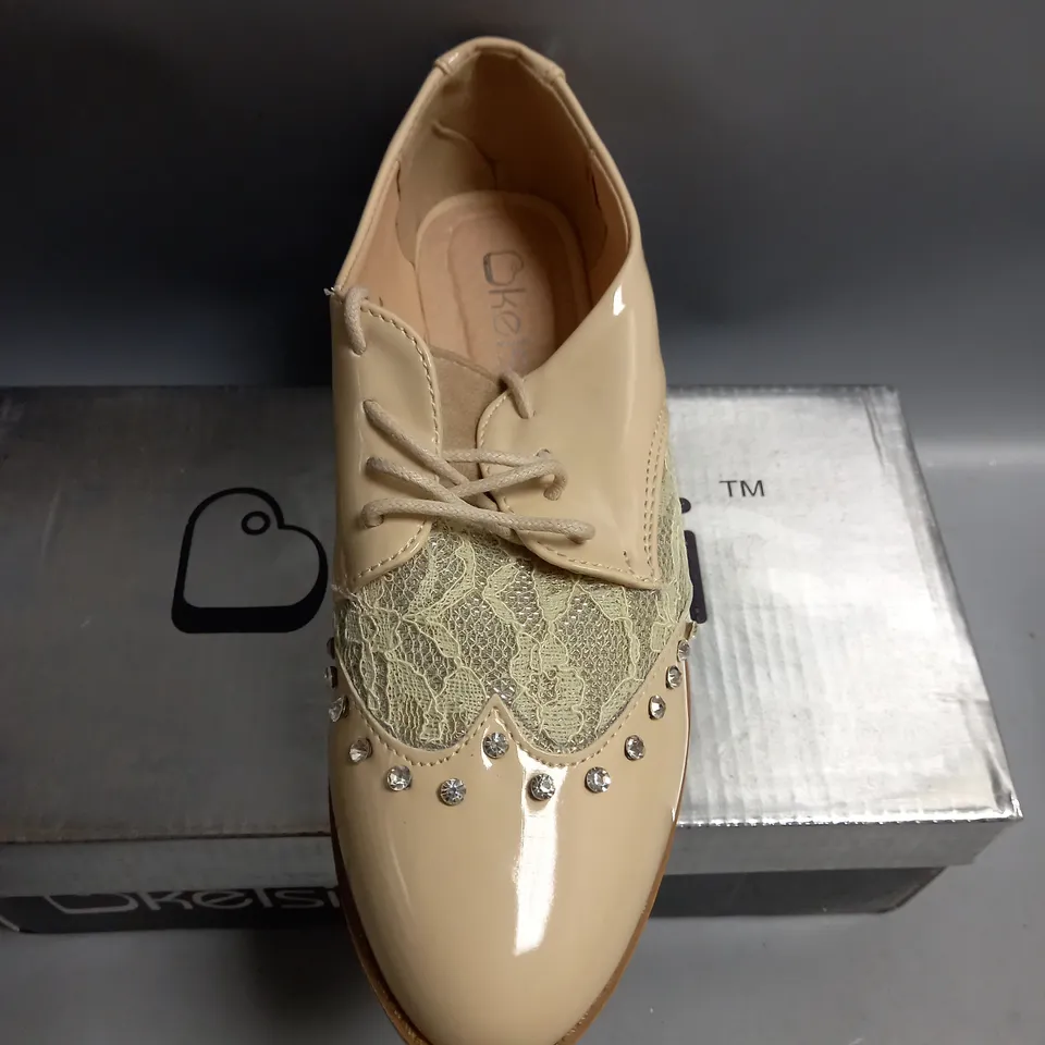 BOXED KELSI LADIES FLAT BEIGE BROGUES WITH LACE AND DIAMANTE DETAIL. SIZE 4