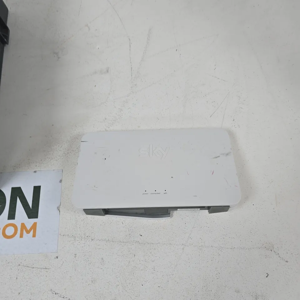 TOTE OF APPROXIMATELY 12 ASSORTED ITEMS TO INCLUDE: SKY ROUTER 