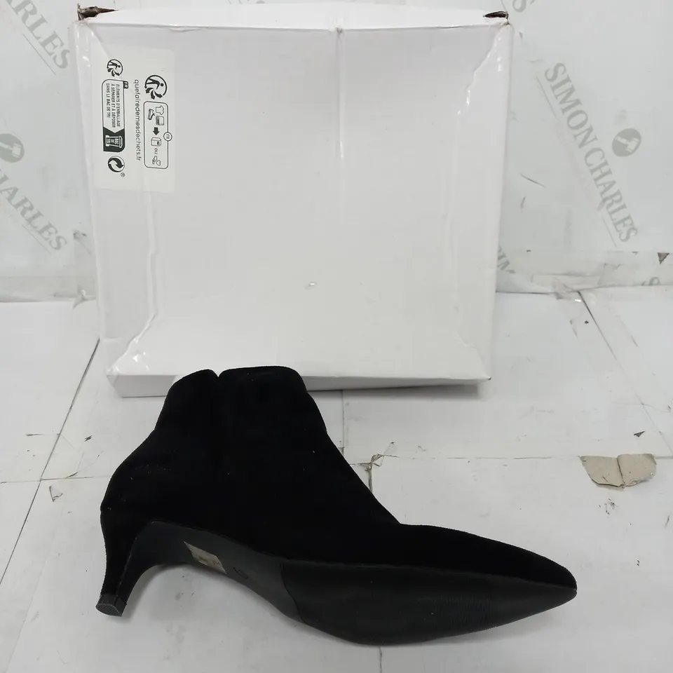 BOXED PAIR OF ZIP UP LOW HEELED BOOTS BLACK SIZE 41 