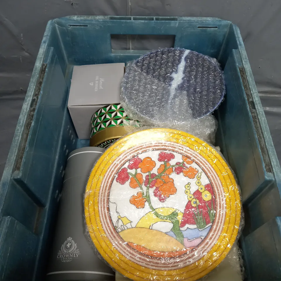 APPROXIMATELY 4 ASSORTED HOUSEHOLD ITEMS TO INCLUDE, MUGS , PLATES , ETC