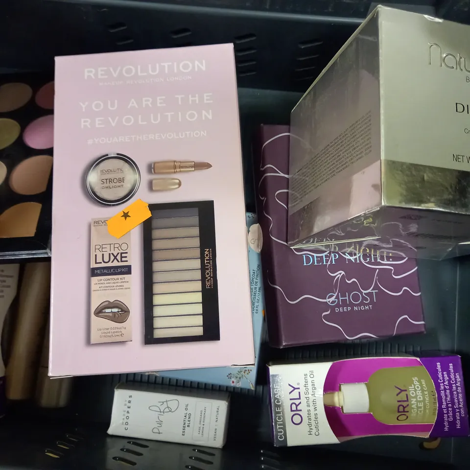 APPROXIMATELY 10 ASSORTED BEAUTY PRODUCTS TO INCLUDE NATURA BISSE BODY CREAM, GHOST DEEP NIGHT GIFT SET, REVOLUTION GIFT SET, REVOLUTION BLUSH PALETTE ETC.