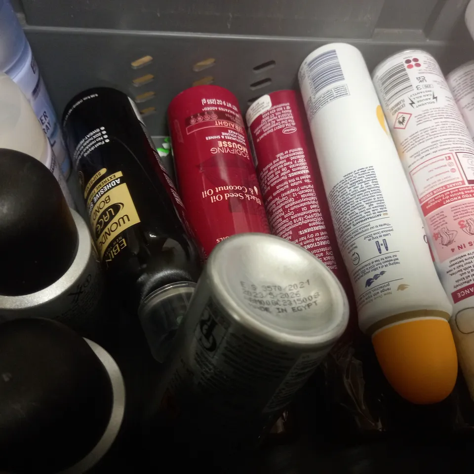 BOX OF APPROX 15 ASSORTED AEROSOLS TO INCLUDE BATISTE DRY SHAMPOO, DOVE DEODORANT, SCHWARZKOPF HAIR MOUSSE, ETC 