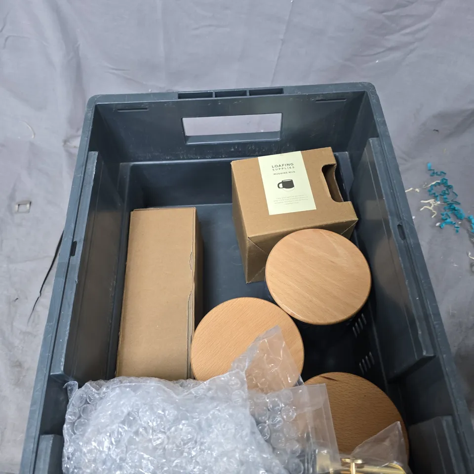 TOTE OF APPROXIMATELY 8 ASSORTED ITEMS TO INCLUDE: TEA ADDICT MUG AND FLORAL MUG