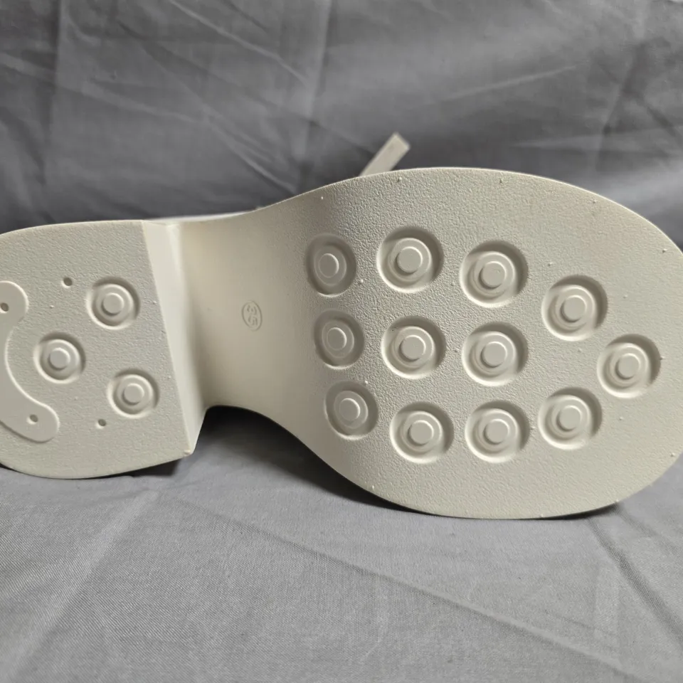 BOXED PAIR OF UNBRANDED GIRLS BLOCK HEEL SHOES IN CREAM SIZE EU 35