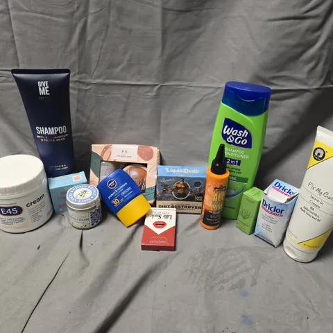 APPROXIMATELY 15 ASSORTED COSMETICS ITEMS TO INCLUDE E45 CREAM, WASH & GO SHAMPOO/CONDITIONER, DR SQUATCH DIRT DESTROYER, ETC