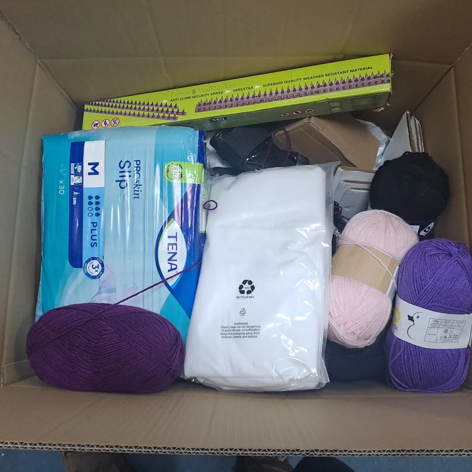 LARGE BOX OF APPROXIMATELY 15 ASSORTED HOUSEHOLD  ITEMS TOO INCLUDE BAGS , WOOL  , WALL SPIKES  , ETC 
